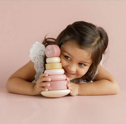 Holz-Stapelturm mit Ringen