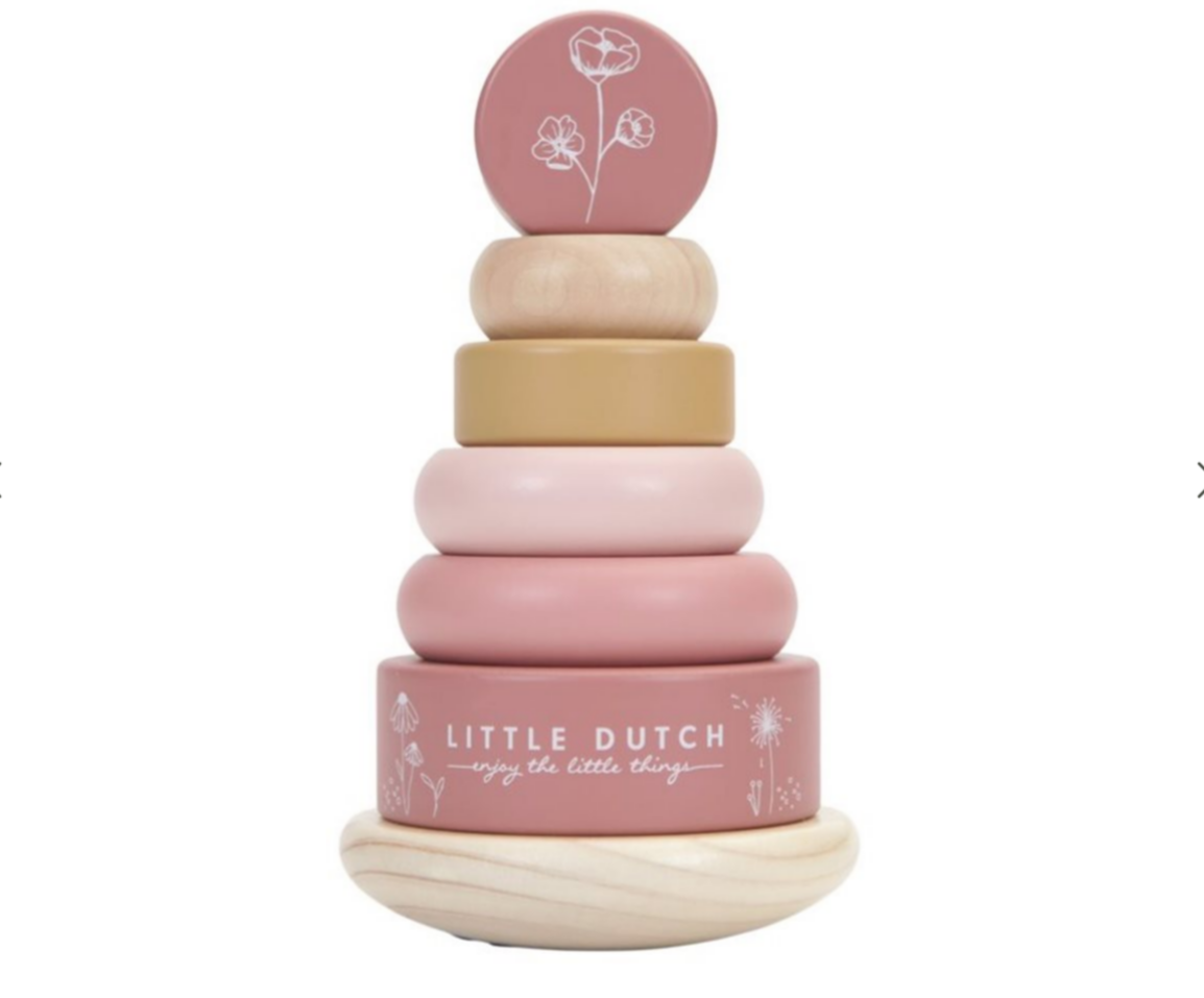 Holz-Stapelturm mit Ringen