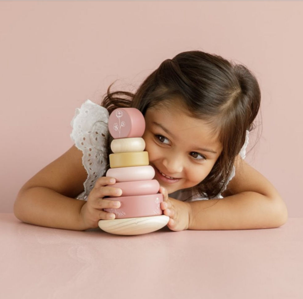 Holz-Stapelturm mit Ringen