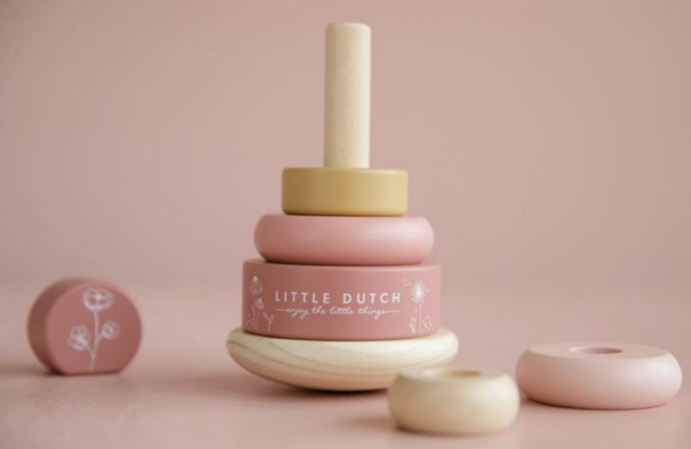 Holz-Stapelturm mit Ringen