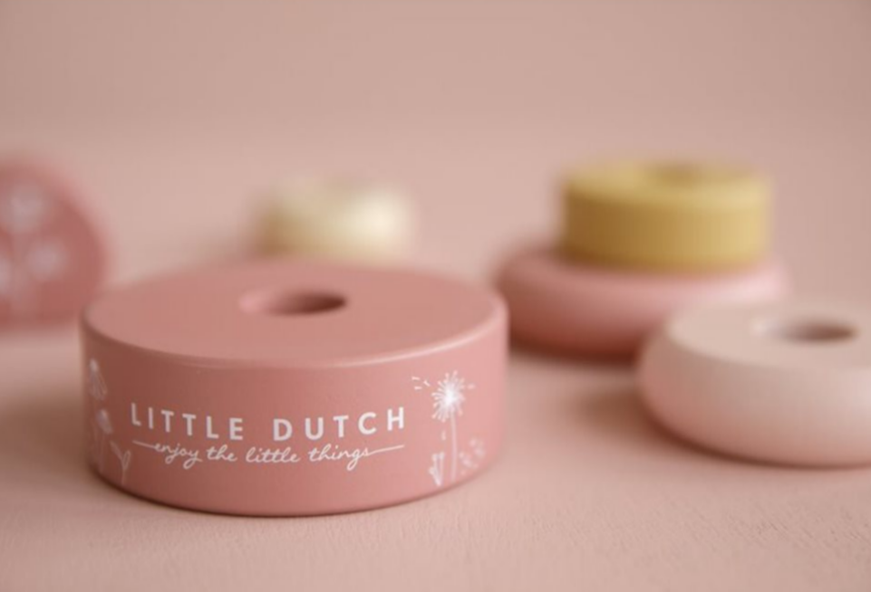 Holz-Stapelturm mit Ringen