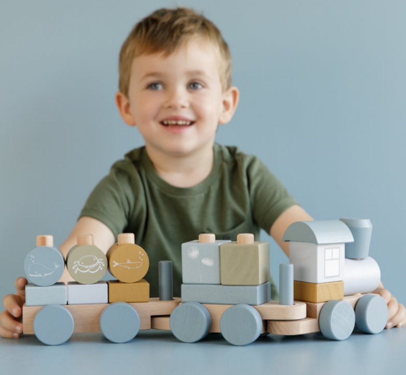 Holz-Eisenbahn mit Steck-Formen